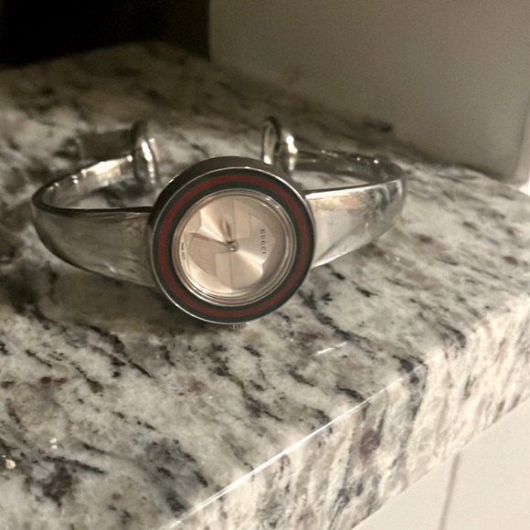 GUCCI silver woman’s traditional watch.Slightly used in good condition. 350.00 - Picture 1 of 4